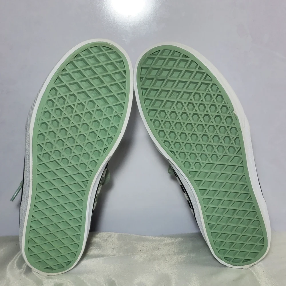 Vans Women's Size 5 Ward Checkerd Sneakers.
